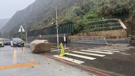 基隆湖海路5噸巨石滾落車道　幸未砸中人車