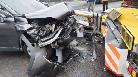 疑精神不濟開啟輔助駕駛　自小客撞擊國道緩撞車