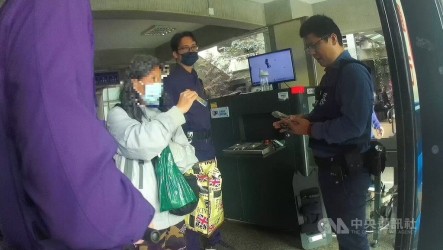 婦背包藏菜刀欲入台中地院　大批警力到場帶回調查