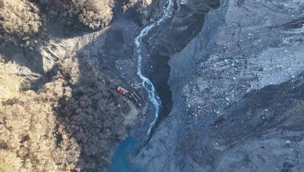 施工團隊抵馬太鞍溪堰塞湖　嘗試降挖壩體