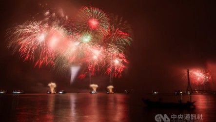 閃耀新北跨河煙火　淡水、八里兩岸萬人冒雨參與