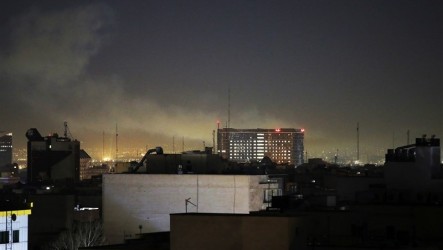 美以聯手空襲伊朗釀201死　傳30枚炸彈轟哈米尼住所