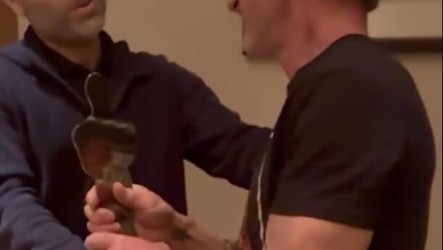 西恩潘缺席奧斯卡　烏用遭炸火車打造小金人致意