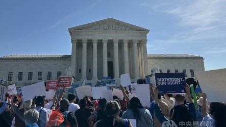 美出生公民權最高法院開庭　「黃金德案」後代旁聽