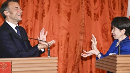 馬克宏訪日充滿漫畫元素　與高市擺「發功」姿勢