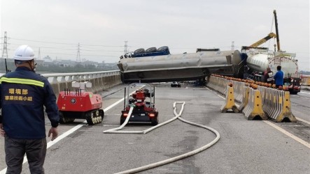 槽車翻覆疑乙酸甲酯洩漏　台61彰化伸港段雙向封閉