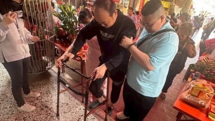 男中風進香路難行　勤復健走進白沙屯拱天宮圓夢