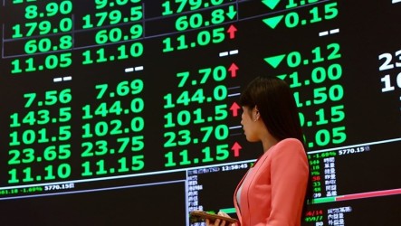 台股跌327點失守37000點　首見「雙萬金」紀錄