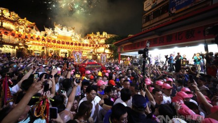 大甲媽祖乘新轎起駕　外國人也來瘋媽祖