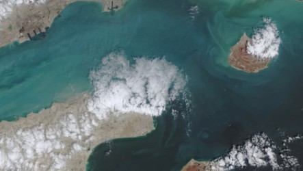 1支油輪船隊通過荷莫茲海峽　川普稱美伊週末繼續協商