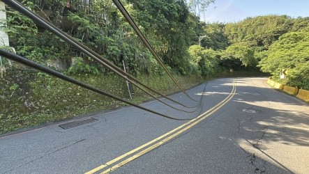 基隆崇法街纜線垂落　傳騎士受傷警調監視器釐清