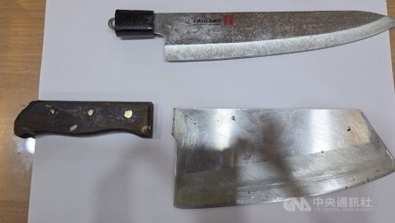 板橋婦人當街揮舞菜刀　新北警辣椒水壓制送醫