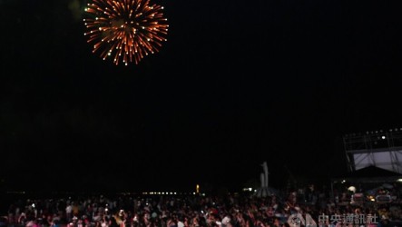 澎湖海上花火節試放10分鐘　逾5000民眾搶頭香