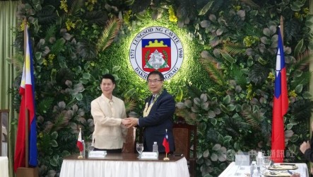 黃偉哲訪菲推城市外交  姊妹市掛國旗奏國歌歡迎