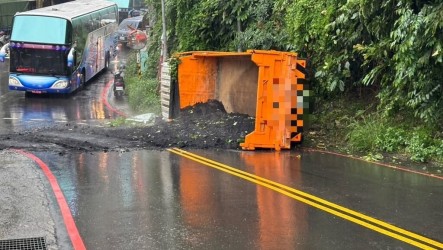 新店砂石車疑煞車失靈撞巴士　8人輕傷送醫