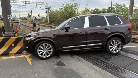 8旬翁駕車疑精神不佳　撞彰化花壇平交道護欄