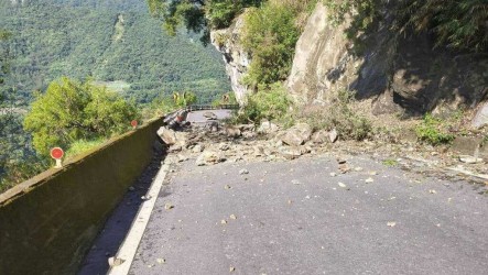 南橫公路邊坡坍方交通中斷 估上午10時搶通