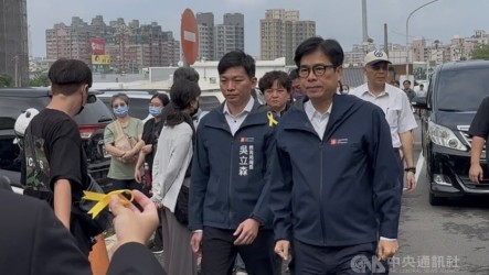 高雄國小教師告別式湧數百人送別 陳其邁到場致哀