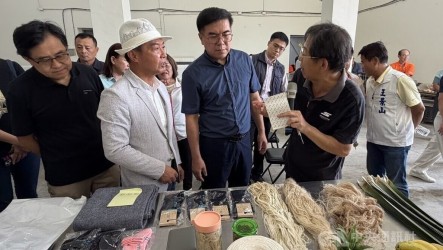 彭啓明訪屏東鳳梨葉取纖場 農廢變資源打造回收鏈