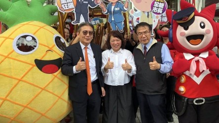 黃偉哲赴嘉市展售台南農產　邀黃敏惠促銷好滋味