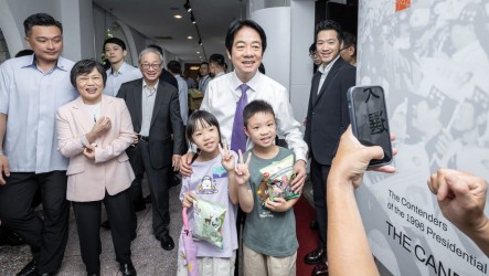賴總統參觀總統直選30週年特展　與民眾回顧民主歷程