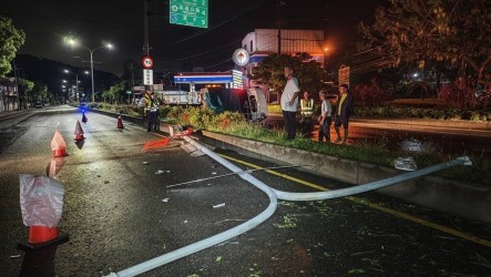台中駕駛疑天雨車輛打滑  自撞道路分隔島及路燈