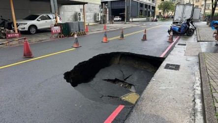 高雄大雨　鳳山道路疑污水管線破損出現坑洞