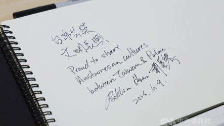 訪帛琉國家博物館　蕭副總統題字：台帛共榮文明長興