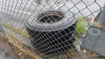 國3苑裡路段半聯結車輪胎脫落  彈砸2車釀3傷