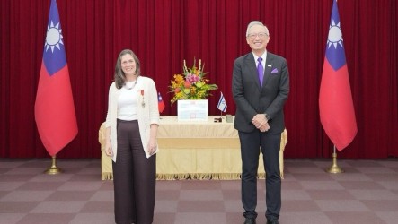 吳志中贈以色列代表外交獎章　期待台以夥伴關係擴大