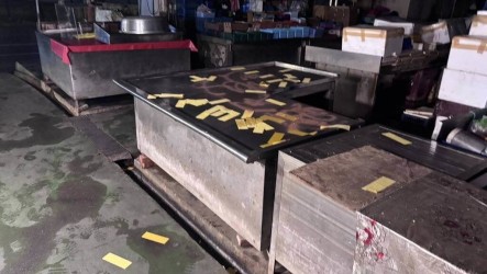 高雄男不滿海鮮售價　黃昏市場噴漆撒冥紙送辦