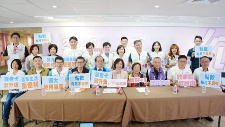 何欣純升級台中敬老卡  計程車點數每趟增至200點