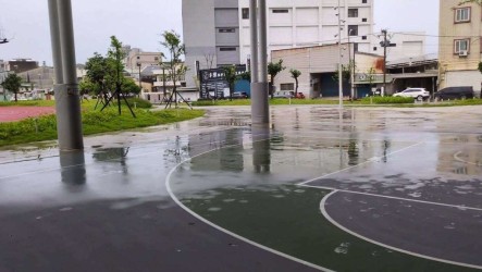 新竹香山風雨球場疑漏水惹民怨 市府：風大雨斜飄入