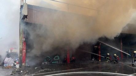 北斗鎮汽修廠鐵皮屋起火　消防灌救已控制火勢