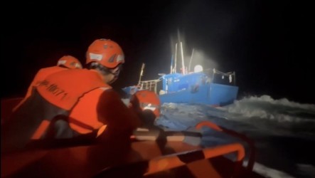 中國漁船越界花嶼海域作業　海巡查扣人船漁獲海拋