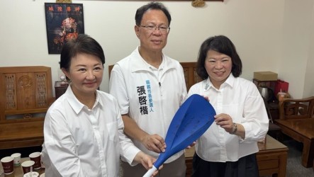 盧秀燕贈槳力挺張啓楷　盼選戰「同舟共濟」