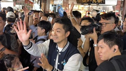 蔣萬安內湖737夜市掃街拜票　與支持者熱情互動