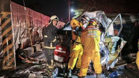 屏東箱型車自撞電桿　駕駛無生命跡象、7移工受傷