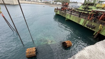台東颱風巨浪打落港嘴吊車  拚順利拖吊上岸