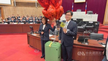 高雄市議會定期大會閉幕　陳其邁與議員合唱「紅豆」