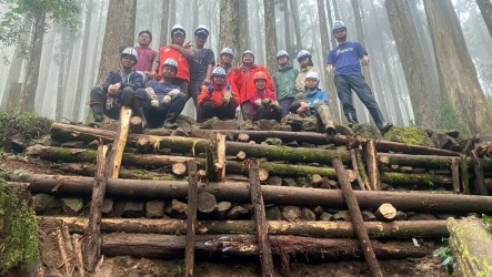 阿里山特富野古道友善工法維護　加拿大保育成員參與