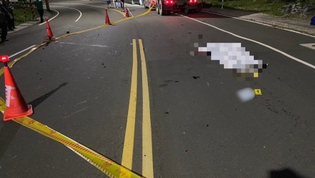 機車過彎摔倒滑對向車道　男大生遭曳引車輾斃