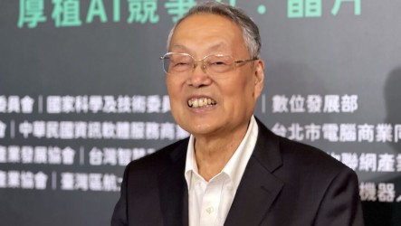 施振榮創業細胞再發動　設一人公司聘2名AI員工出書