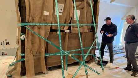 瀕臨絕種斑哥條紋羚飛台18小時幕後　休士頓動物園主管隨行照護
