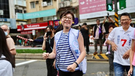蔣萬安身體不適取消行程　石舫亘代夫掃街受熱烈歡迎