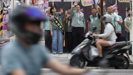 選戰倒數展現團結　賴瑞隆攜手綠營議員參選人站路口